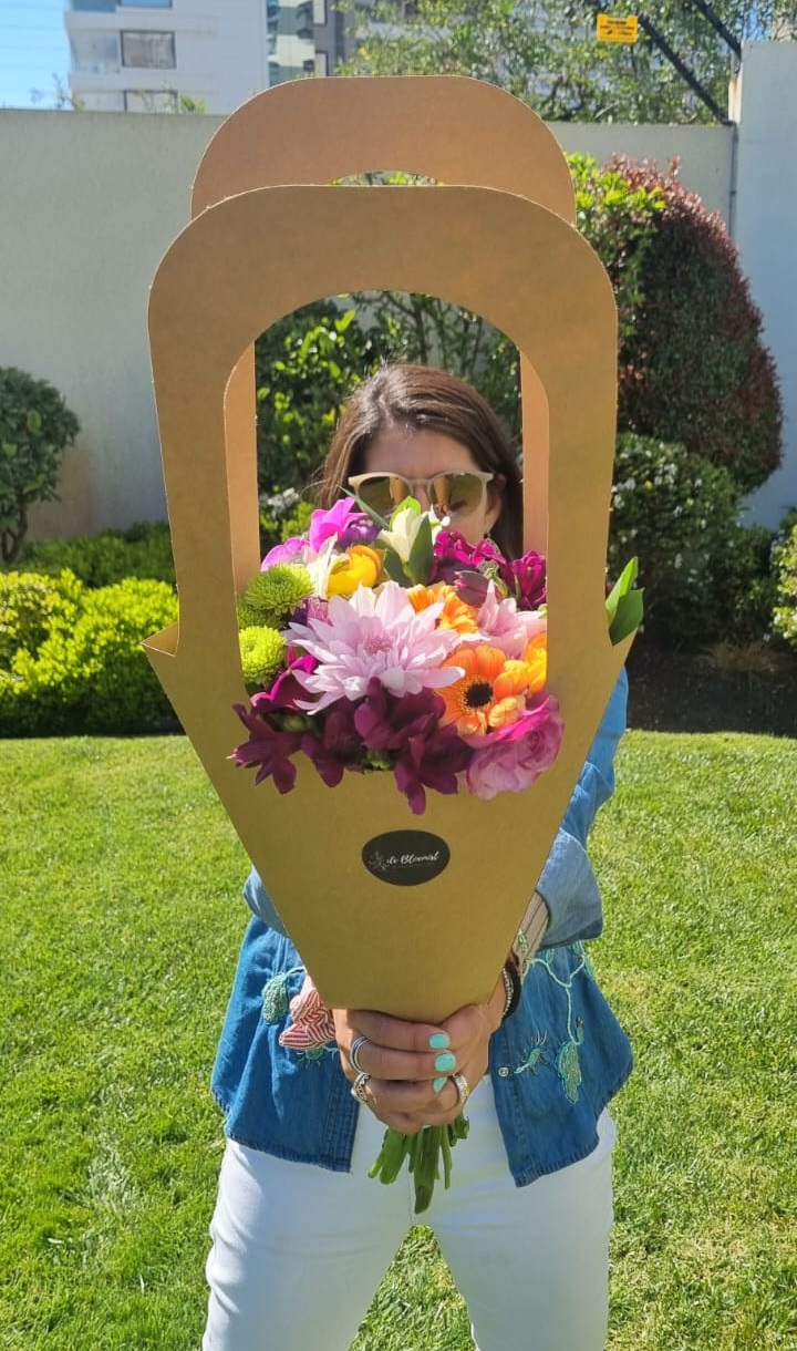 Florista creando un arreglo